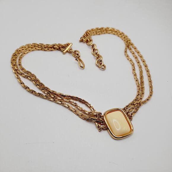Vintage Monet Cream Cabochon Necklace Gold Plated 18 Inch Signed Pendant - Picture 7 of 13